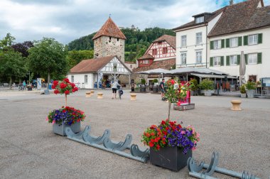 Stein am Rhein, İsviçre - 4 Temmuz 2024: Stein am Rhein, İsviçre 'de çok iyi korunmuş eski ortaçağ kasabası, yarı ahşap binaları ve ön cepheleriyle bilinen güzel bir kasabadır.