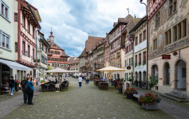 Stein am Rhein, İsviçre - 4 Temmuz 2024: Stein am Rhein, İsviçre 'de çok iyi korunmuş eski ortaçağ kasabası, yarı ahşap binaları ve ön cepheleriyle bilinen güzel bir kasabadır.