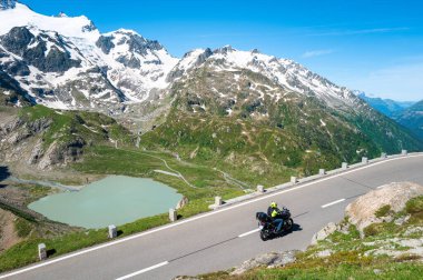 Sustenpass, İsviçre - 5 Temmuz 2024: Serene Drive through Majestic dağları. Steingletcher buzulu ve Steinsee gölü Sustenpass dağ geçidinde..