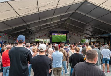 Vaduz, Lihtenştayn - 5 Temmuz 2024: Seyircilerden oluşan bir kalabalık büyük bir açık hava ekranında şampiyonluk maçı izliyor