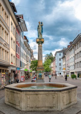 Winterthur, İsviçre - 1 Temmuz 2024: Eski Winterthur kasabası - tarihi renkli cepheler, bir çeşme ile kare