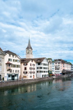 Zürih, İsviçre - 1 Temmuz 2024: Nehir kenti Zürih - Aziz Peter kilisesinin ünlü saatiyle