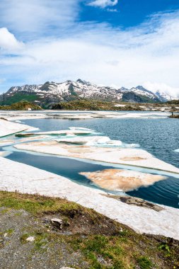 Totensee, İsviçre Alpleri 'nde 2.354 metre yükseklikte bulunan çarpıcı bir buzul gölüdür. Yaz başları.