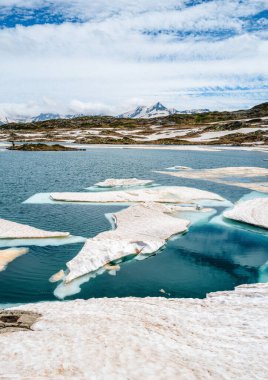 Totensee, İsviçre Alpleri 'nde 2.354 metre yükseklikte bulunan çarpıcı bir buzul gölüdür. Yaz başları.