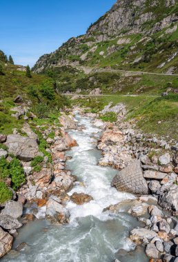 Steinwasser nehri Sustenpass dağ geçidinin kayalık arazisinde akıyor..