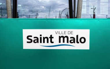 Saint Malo, Fransa - 20 Temmuz 2024 Sahil zemin ve yansımaları ile Saint Malo için canlı bir işaret.