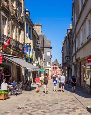 Dinan, Fransa - 19 Temmuz 2024: Dinan Caddesi, Fransa 'nın kuzeybatısındaki Brittany bölgesinde bulunan resmi bir ortaçağ kasabası.