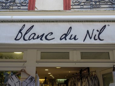 Dinan, Fransa - 19 Temmuz 2024 - Blanc du Nil şık ve rahat beyaz elbisesiyle tanınan popüler bir Fransız giyim markasıdır..