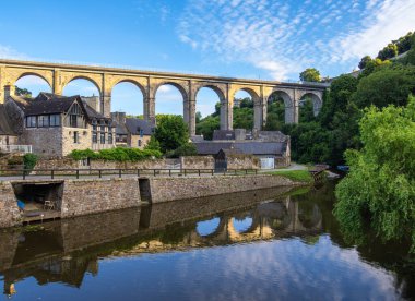 Port de Dinan üzerindeki tarihi viyadük, Rance nehrine yansıyor, Brittany, Fransa