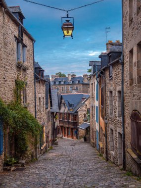 Dinan 'daki Rue du Jerzual sokağı ortaçağ mimarisi ve canlı sanatsal atmosferiyle tanınan büyüleyici ve pitoresk bir sokaktır..