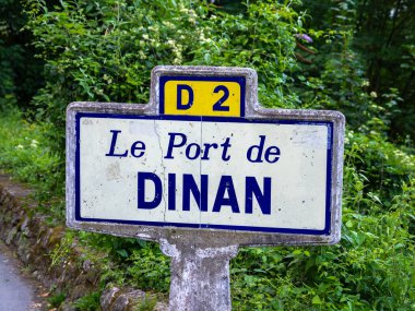 LE PORT DE DINAN 'ı işaretle. İngilizce çevirisi: Dinan Limanı. D2 yolunda yemyeşil