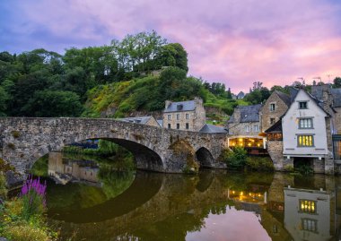 Port de Dinan, Brittany 'nin Dinan şehrinde Rance Nehri kıyısında taş köprüsü bulunan büyüleyici bir liman..