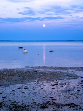 Cancale, Brittany 'de sakin bir deniz manzarası, dolunay, demirli tekneler, kayalık kıyılar....