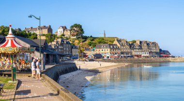 Cancale, Fransa - 19 Temmuz 2024: Cancale in Brittany, istiridye, pitoresk liman ve manzaralı deniz manzaralarıyla tanınan büyüleyici bir kıyı kasabasıdır..