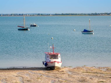 Cancale, Fransa - 18 Temmuz 2024: Cancale, Brittany 'deki sakin sahil sahnesi.