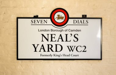 Londra, Birleşik Krallık - 29 Nisan 2024: Londra 'nın Covent Garden bölgesinde renkli ve canlı bir yaya geçidi olan Neal' s Yard 'ın imzası