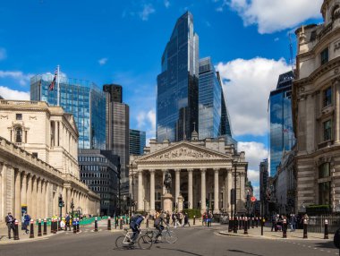 Londra, Birleşik Krallık - 29 Nisan 2024: Londra 'da şehir hayatı, İngiltere Bankası ve Londra askerleri savaş anıtı, Cornhill Caddesi