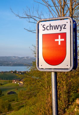 Hutten, İsviçre - 25 Nisan 2024: Schwyz kantonunun başlangıcı olarak Hutten 'da yol işareti.