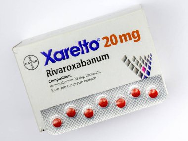 Zürih, İsviçre - 16 Mayıs 2024: Xarelto (rivaroxaban), Bayer firmasının kan pıhtılarını önlemek ve tedavi etmek için kullandığı bir antikoagülan ilacıdır.