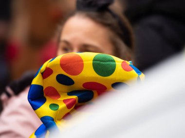 Freiburg im Breisgau, Almanya - 12 Şubat 2024: Maskeli Balo. Arka planda bulanık insanların olduğu bir karnaval geçidinde güzel bir maske..