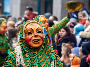 Freiburg im Breisgau, Almanya - 12 Şubat 2024: Maskeli Balo. Arka planda bulanık insanların olduğu bir karnaval geçidinde güzel bir maske..