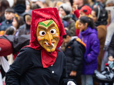 Freiburg im Breisgau, Almanya - 12 Şubat 2024: Maskeli Balo. Arka planda bulanık insanların olduğu bir karnaval geçidinde güzel bir maske..