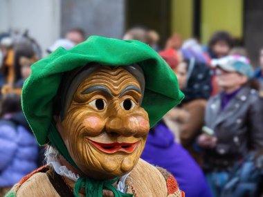 Freiburg im Breisgau, Almanya - 12 Şubat 2024: Maskeli Balo. Arka planda bulanık insanların olduğu bir karnaval geçidinde güzel bir maske..