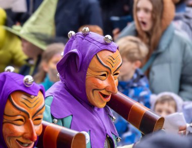 Freiburg im Breisgau, Almanya - 12 Şubat 2024: Maskeli Balo. Arka planda bulanık insanlar olan bir karnaval geçidinde güzel maskeler..