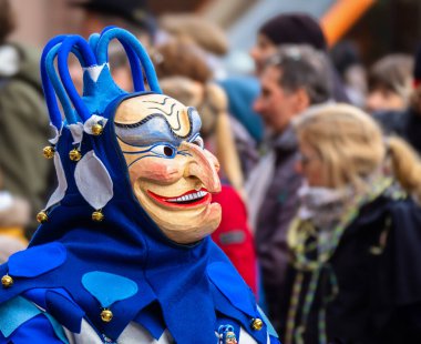Freiburg im Breisgau, Almanya - 12 Şubat 2024: Maskeli Balo. Arka planda bulanık insanların olduğu bir karnaval geçidinde güzel bir maske..
