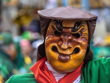 Maskeli balo. Geçmişi bulanık bir karnaval geçidinde güzel bir maske.