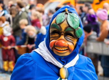 Maskeli balo. Arka planda bulanık insanların olduğu bir karnaval geçidinde güzel bir maske..