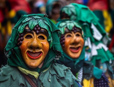 Maskeli balo. Karnaval geçidinde arka planı bulanık güzel maskeler..