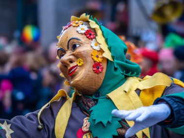 Maskeli balo. Freiburg im Breisgau, Almanya 'da bir karnaval geçidinde güzel bir maske.