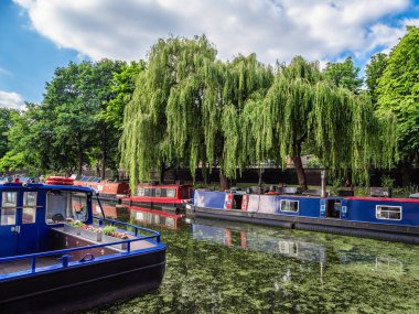 Londra, Birleşik Krallık - 25 Haziran 2024: Londra 'daki Küçük Venedik Paddington yakınlarında bulunan sakin ve pitoresk bir deniz kenarı..