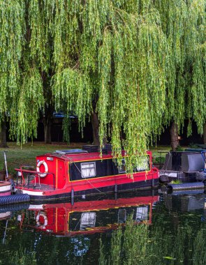 Londra, Birleşik Krallık - 25 Haziran 2024: Londra 'daki Küçük Venedik Paddington yakınlarında bulunan sakin ve pitoresk bir deniz kenarı..
