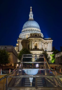 Londra, Birleşik Krallık - 25 Haziran 2024: Londra 'daki aydınlatılmış St. Pauls Katedrali.