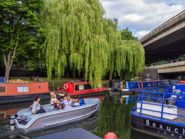 Londra, Birleşik Krallık - 25 Haziran 2024: Londra 'daki Küçük Venedik Paddington yakınlarında bulunan sakin ve pitoresk bir deniz kenarı..