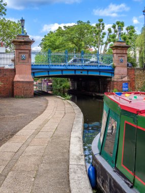 Londra, Birleşik Krallık - 25 Haziran 2024: Londra 'daki Küçük Venedik Paddington yakınlarında bulunan sakin ve pitoresk bir deniz kenarı..