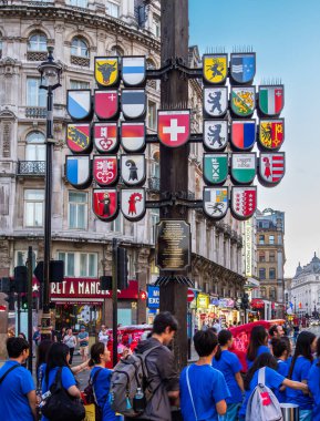 Londra, Birleşik Krallık - 25 Haziran 2024: İsviçre Sarayı Londra 'da kanton ağaçlarıyla kaplı tüm İsviçre kantonlarından armalar sergilenmektedir.