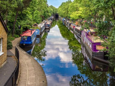 Londra, Birleşik Krallık - 25 Haziran 2024: Londra 'daki Küçük Venedik Paddington yakınlarında bulunan sakin ve pitoresk bir deniz kenarı..