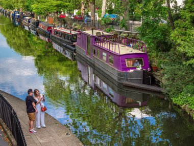 Londra, Birleşik Krallık - 25 Haziran 2024: Londra 'daki Küçük Venedik Paddington yakınlarında bulunan sakin ve pitoresk bir deniz kenarı..