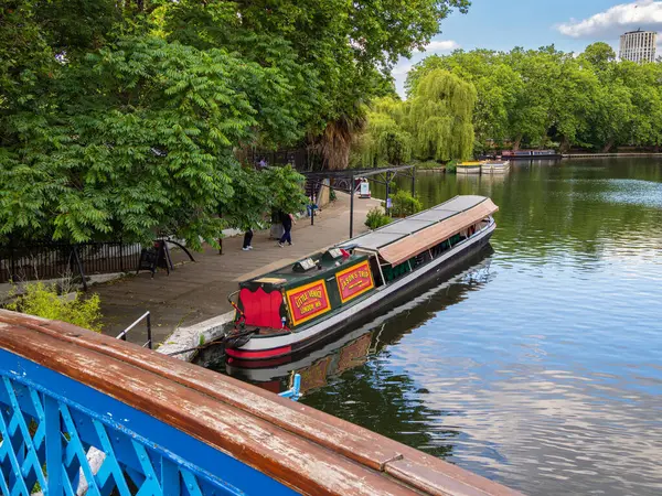 Londra, Birleşik Krallık - 25 Haziran 2024: Londra 'daki Küçük Venedik Paddington yakınlarında bulunan sakin ve pitoresk bir deniz kenarı..