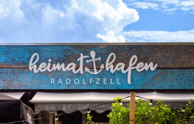 Radolfzell, Almanya - 2 Ağustos 2024: Heimathafen Radolfzell, Constance Gölü yakınlarında bir restoran.