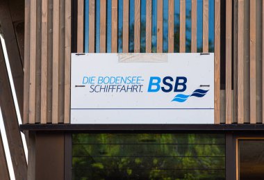 Radolfzell, Almanya - 2 Ağustos 2024: BSB Die Bodensee Schifffahrt, Almanya 'da Bodensee olarak bilinen Constance Gölü' nde yolcu hizmetlerini yürüten bir şirketten bahseder.