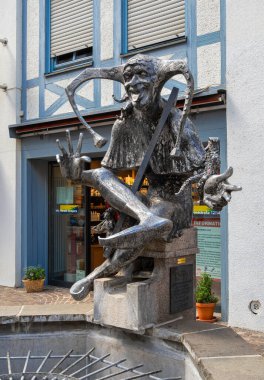 Radolfzell, Almanya - 2 Ağustos 2024: Radolfzell kentsel ortamında karnaval heykeli adn çeşmesi,