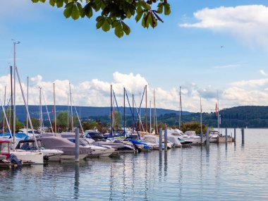 Radolfzell, Almanya - 2 Ağustos 2024 Radolfzell Gölü 'nde sakin bir yat limanı..