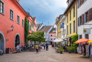 Radolfzell, Almanya - 2 Ağustos 2024: Tarihi Radolfzell kasabası, dinlenen ve yürüyen insanlar,