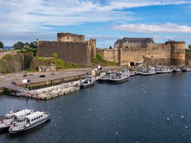 Brest, Fransa - 24 Temmuz 2024: Nehir kenarındaki tarihi kalenin manzarası ve Fransız donanması gemileri.