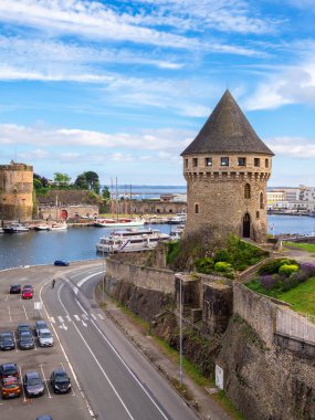 Brest, Fransa - 24 Temmuz 2024: Yol ve park halindeki arabalarla çevrili tarihi bir kalenin manzarası.