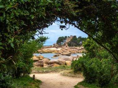 Pembe granit taşların kayalık oluşumlarını içeren kıyı manzarasının çerçeveleme sahnesi. Ploumanach, Brittany, Pembe granit sahili